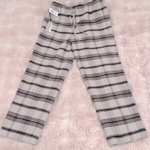 Babaton Jonny Pant, Size M. Perfect for cooler days. Effortlessly chic.
